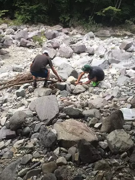 渓流での野営生活