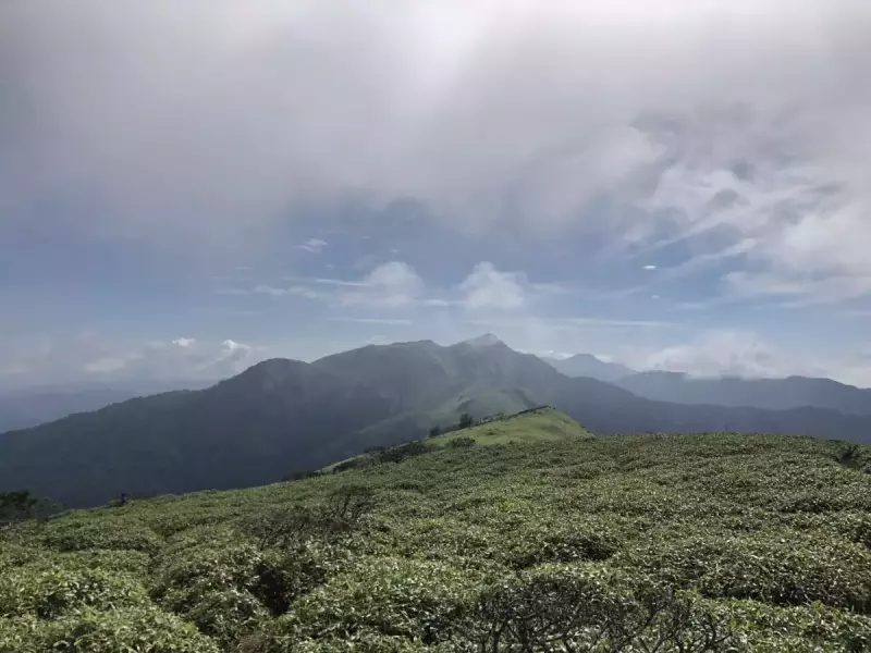 三嶺への稜線上の景色