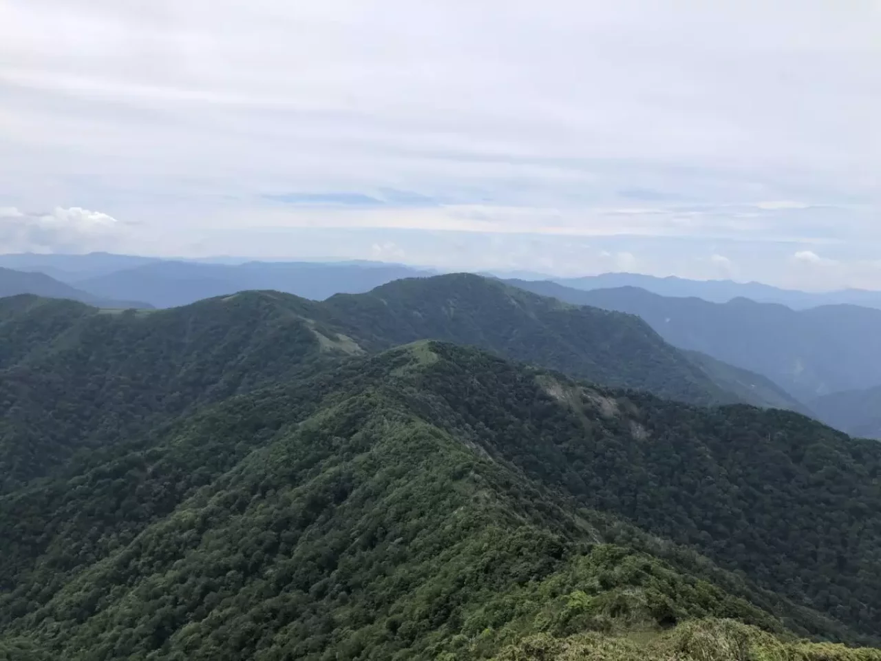 三嶺から白髪山方面を景色