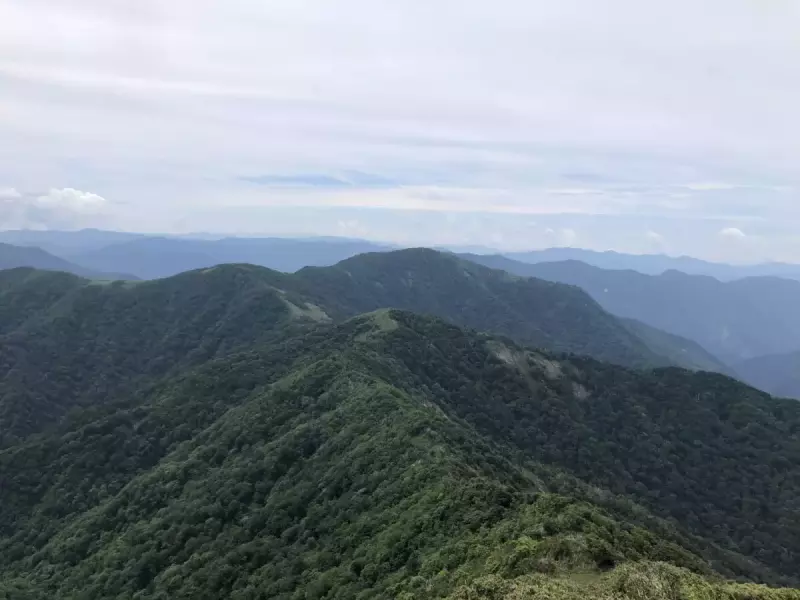 三嶺から白髪山方面を景色