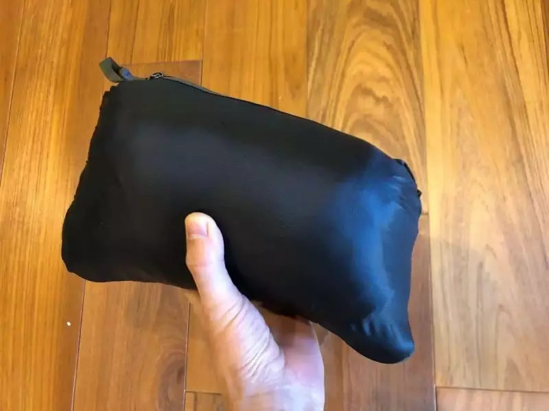 パタゴニア マイクロパフフーディーをパッカブルに