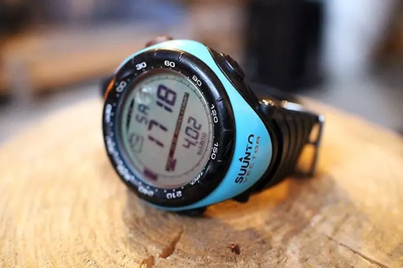 登山用時計スント ベクター限定色 山好きの仲間入りを感じるアウトドア時計