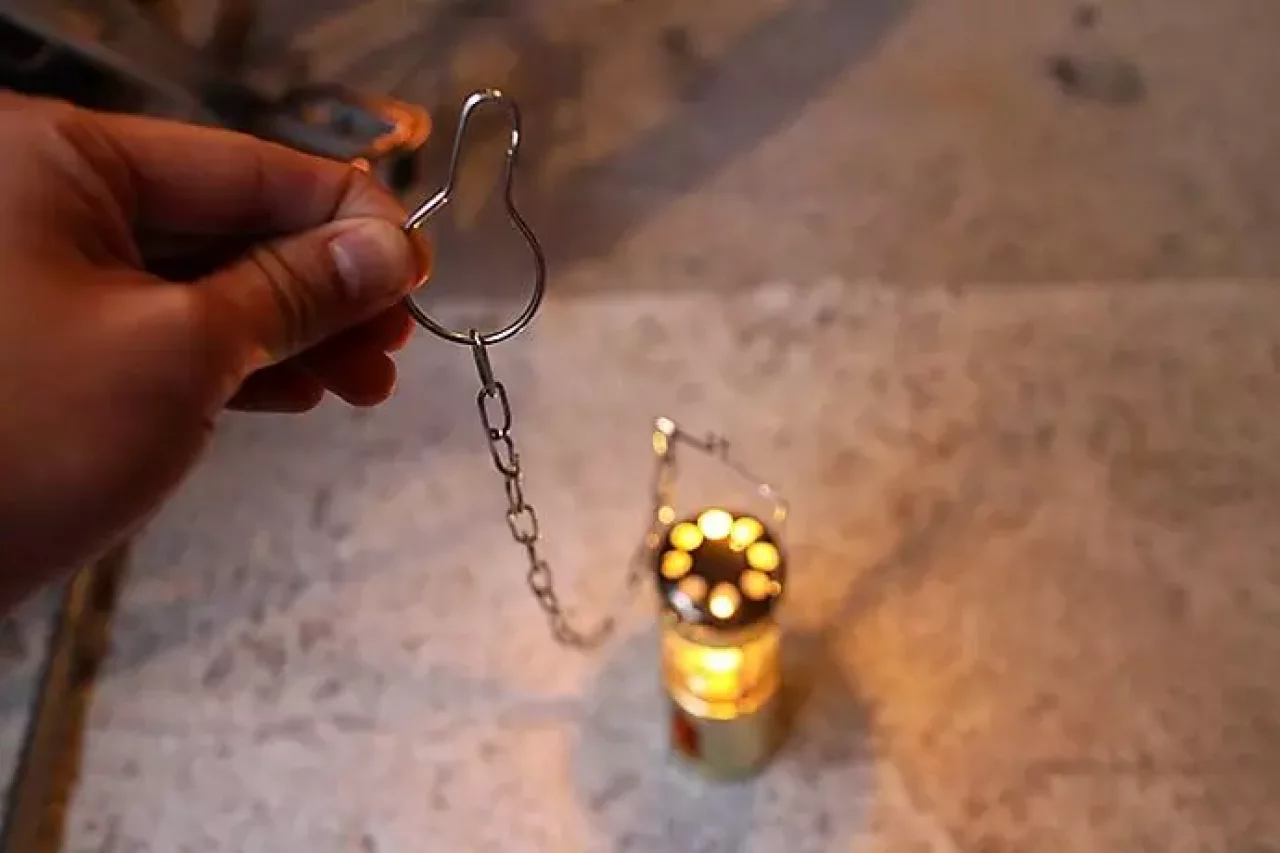 テントから吊り下げるための金具