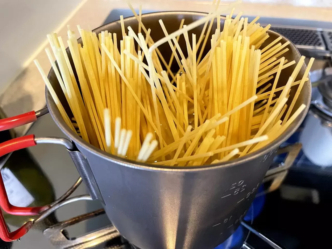 エバニュー チタンパスタもクッカー パスタを茹でる