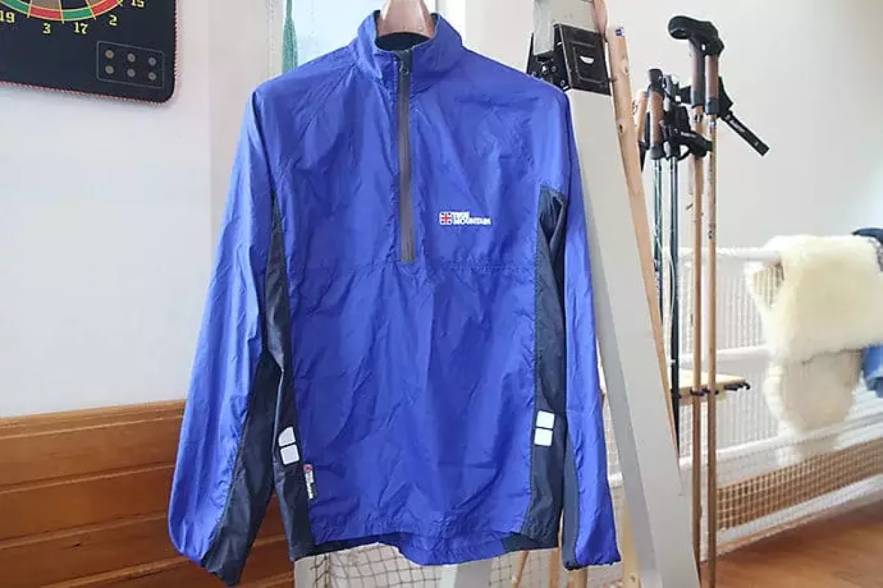 トゥルーマウンテン ウィンドブレーカー