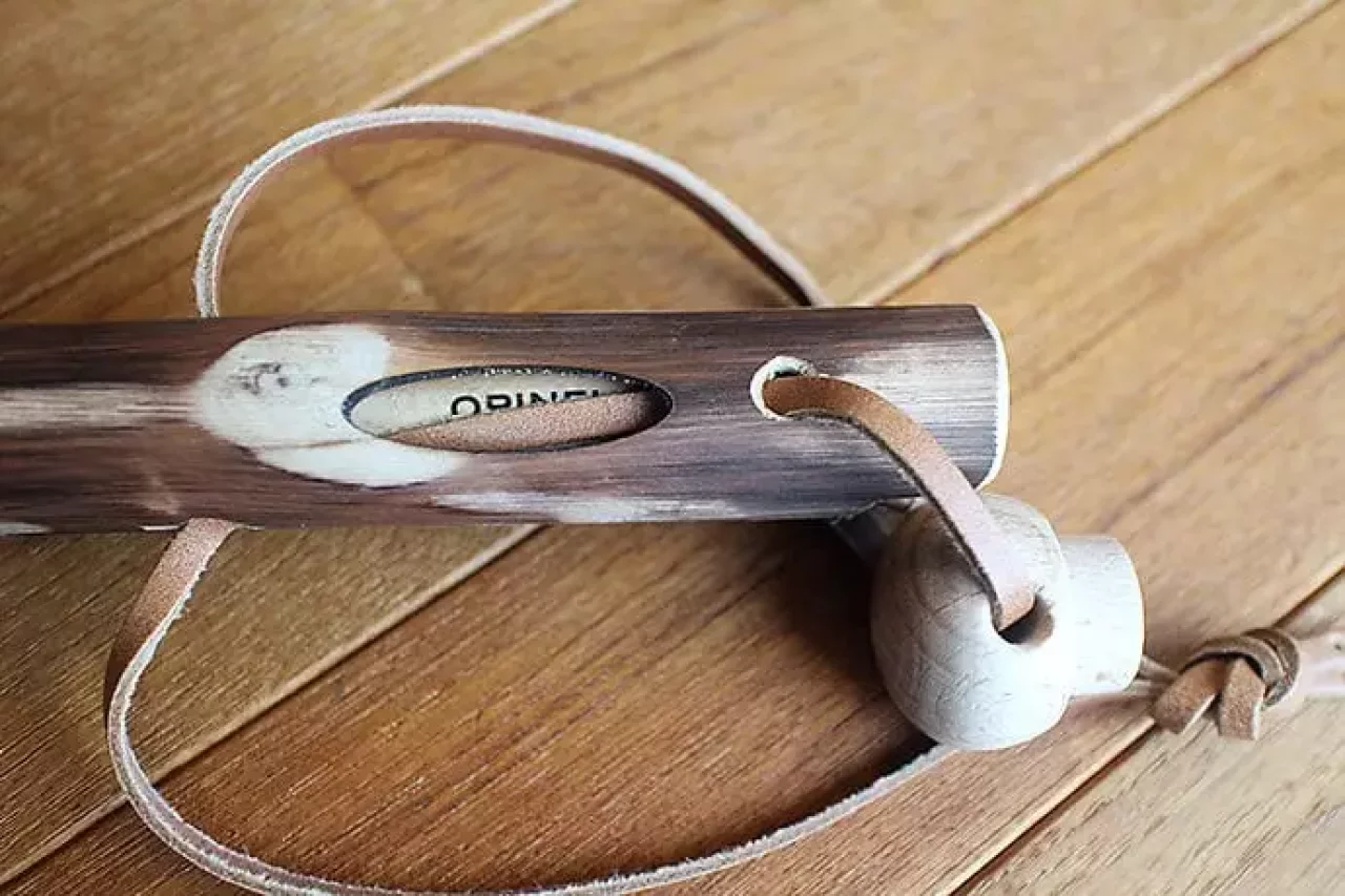 グイデッティのトレッキングポールとオピネルのナイフ