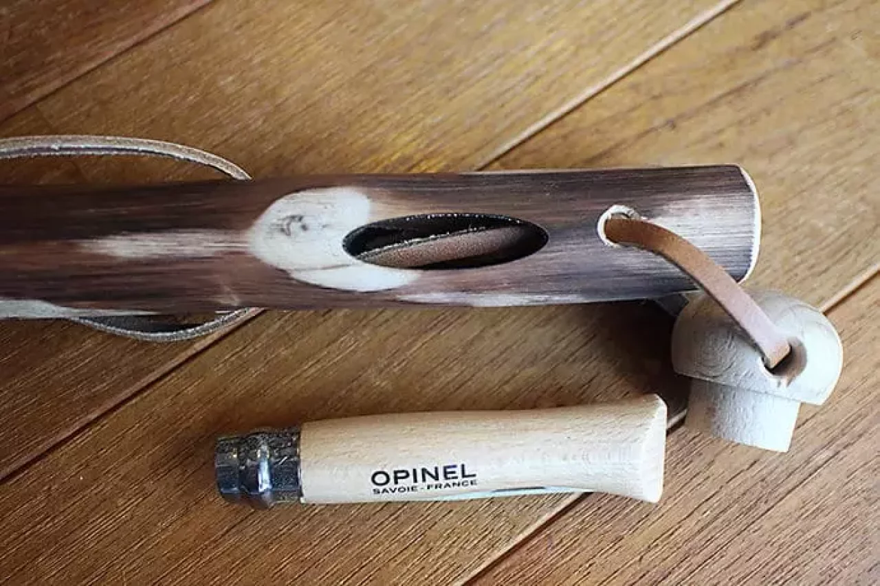 グイデッティのトレッキングポールとオピネルのナイフ