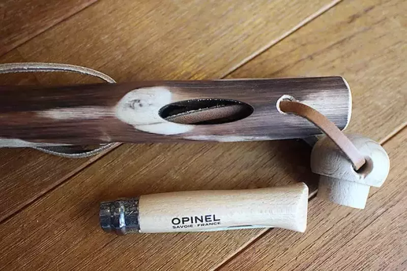 グイデッティのトレッキングポールとオピネルのナイフ