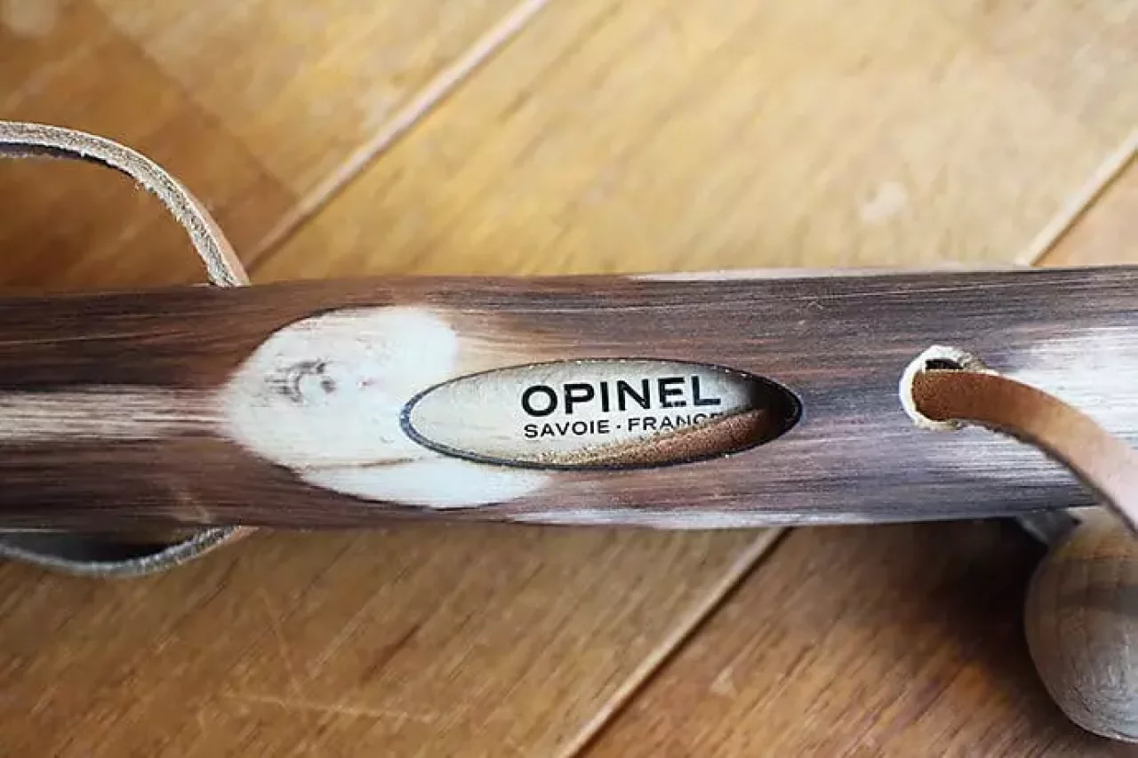 グイデッティのトレッキングポールとオピネルのナイフ