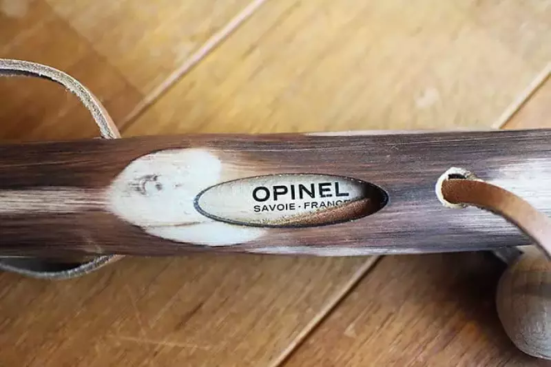 グイデッティのトレッキングポールとオピネルのナイフ