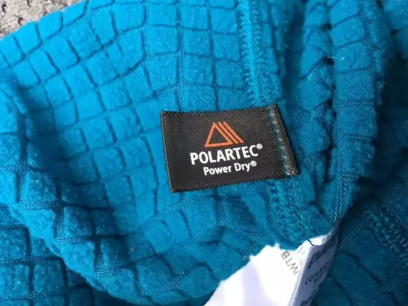 パタゴニアのR1は雪山登山のミドルレイヤーとして活用幅が広い