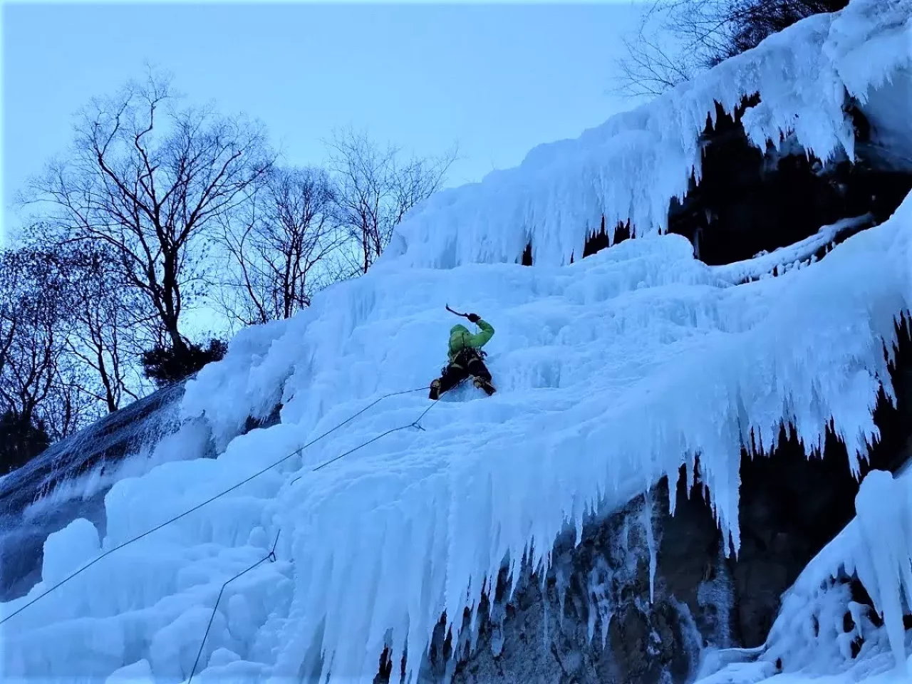 アイスクライミングを行う登山家 花谷泰広