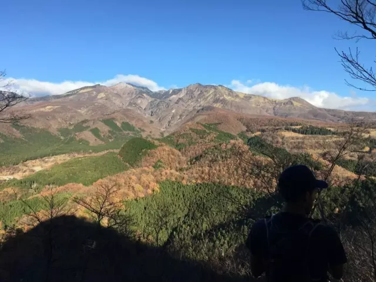緑と紅葉に彩られた木々のコントラストが非常に美しい日光の山々