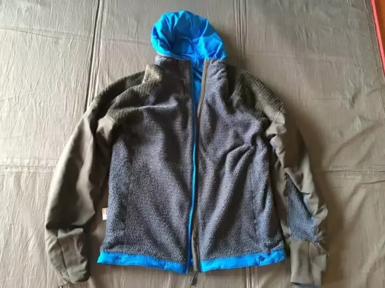 マウンテンハードウェア エイサームフーデッドジャケットの裏地