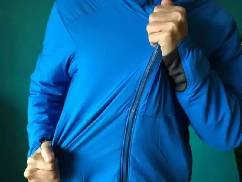 マウンテンハードウェア エイサームフーデッドジャケットのストレッチ性