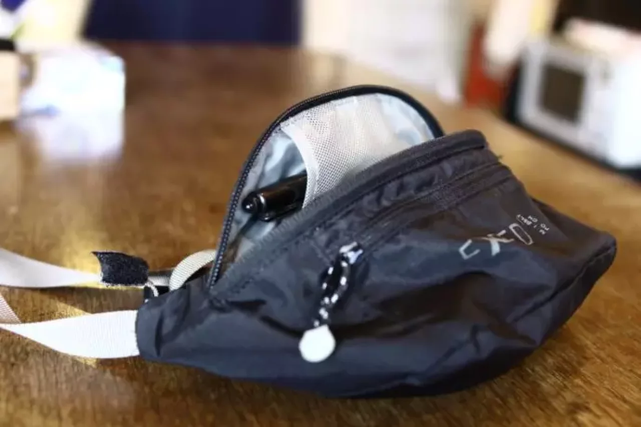 エクスペド『ミニベルトポーチ』の裏側のポケット