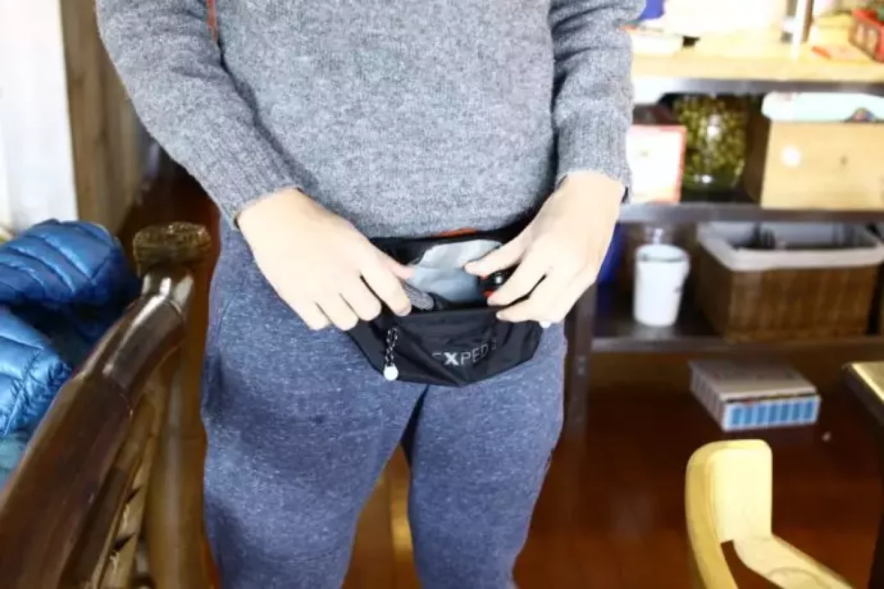 エクスペド『ミニベルトポーチ』を腰に装着