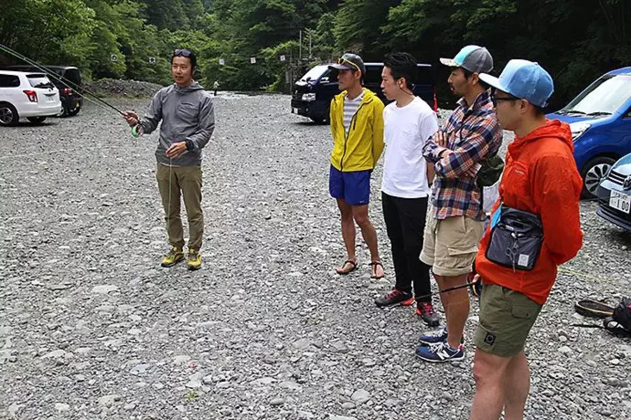 教えをうけるマウンテンカラ族