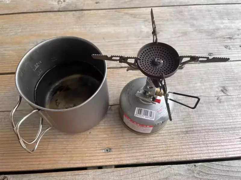 バーナーとガスカートリッジ、そして深型クッカー