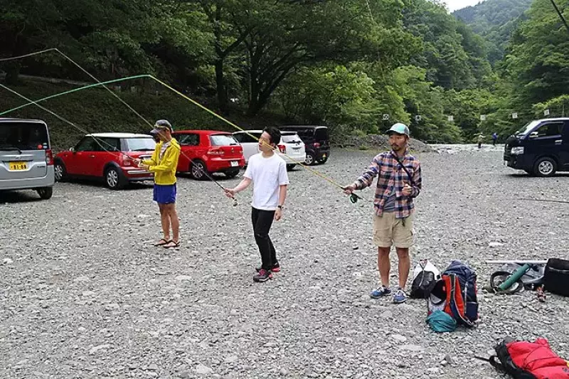 教えをうけるマウンテンカラ族