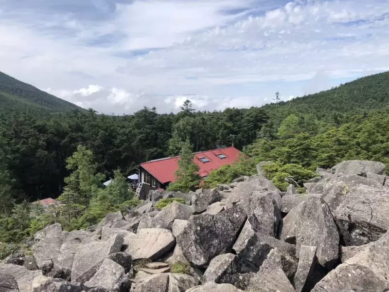 高見石から見る高見石小屋