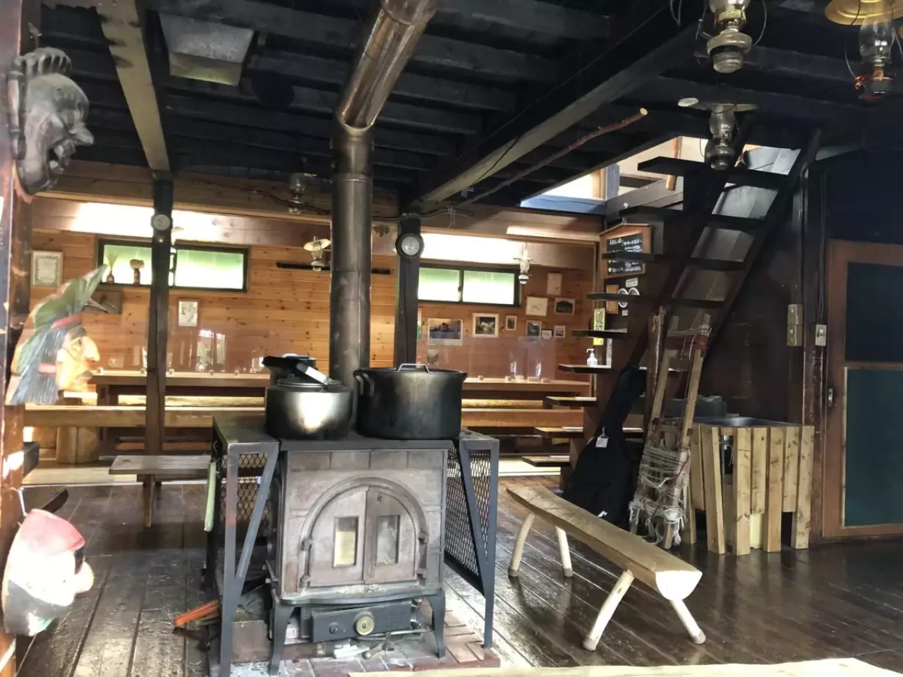 高見石小屋の談話室