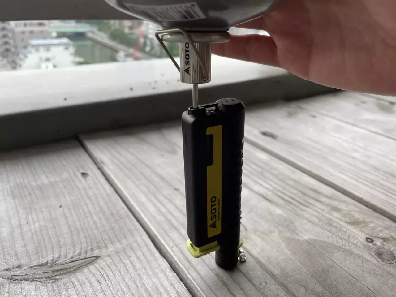 ノズルガードを倒して注入口に差し込み充填