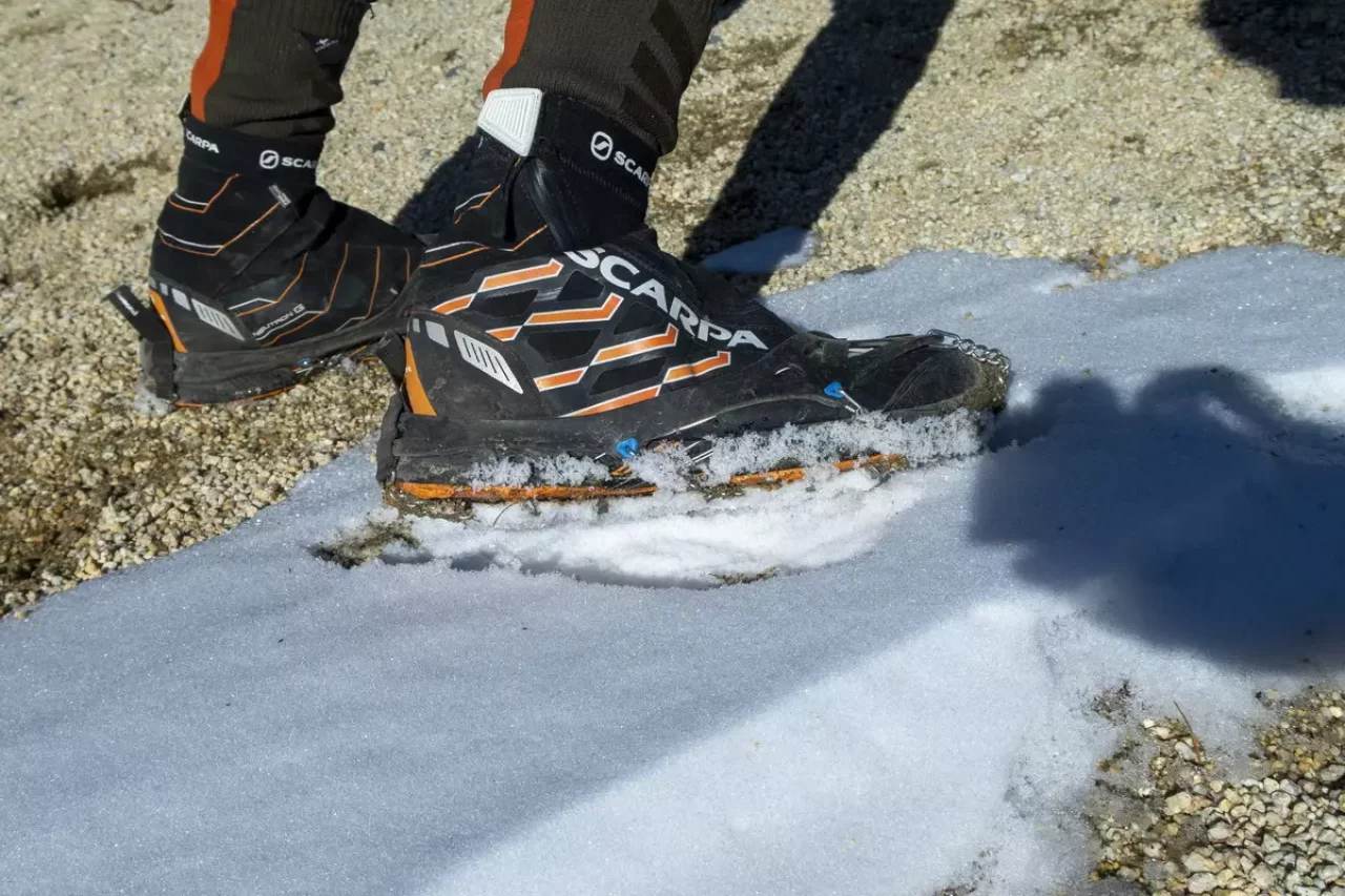スカルパ ニュートロンG 冬山 トレイルランニングシューズ チェーンアイゼン