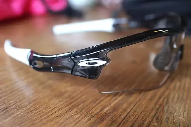 オークリーの調光レンズサングランス