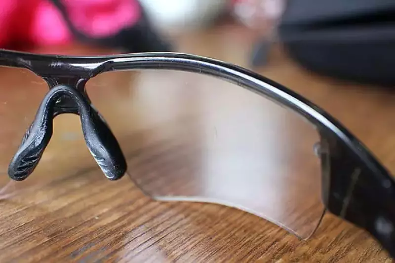 オークリーの調光レンズサングランス