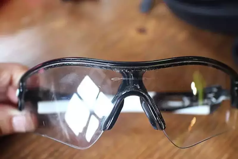 オークリーの調光レンズサングランス