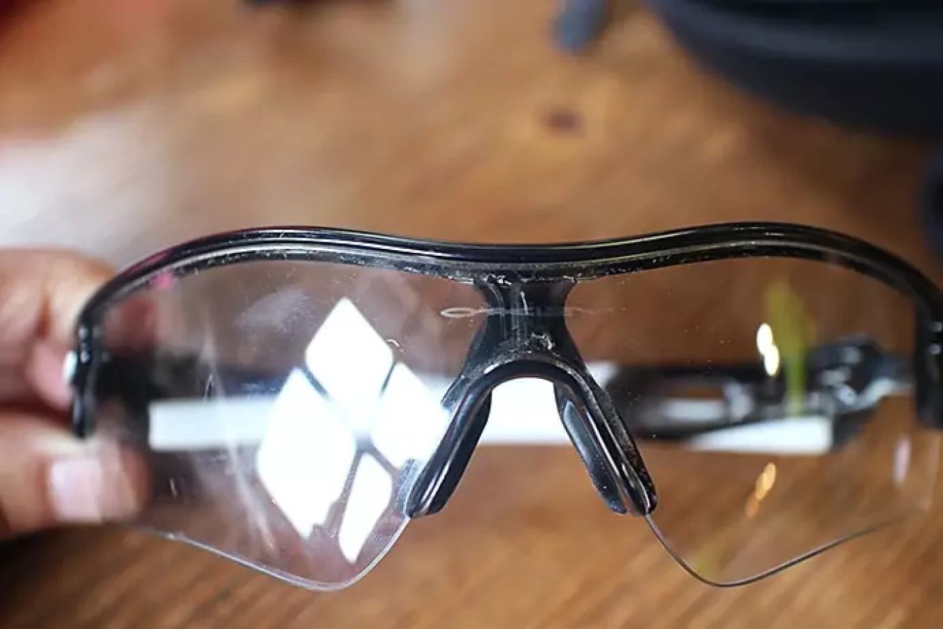 オークリーのサングラス 調光レンズでストレスフリー