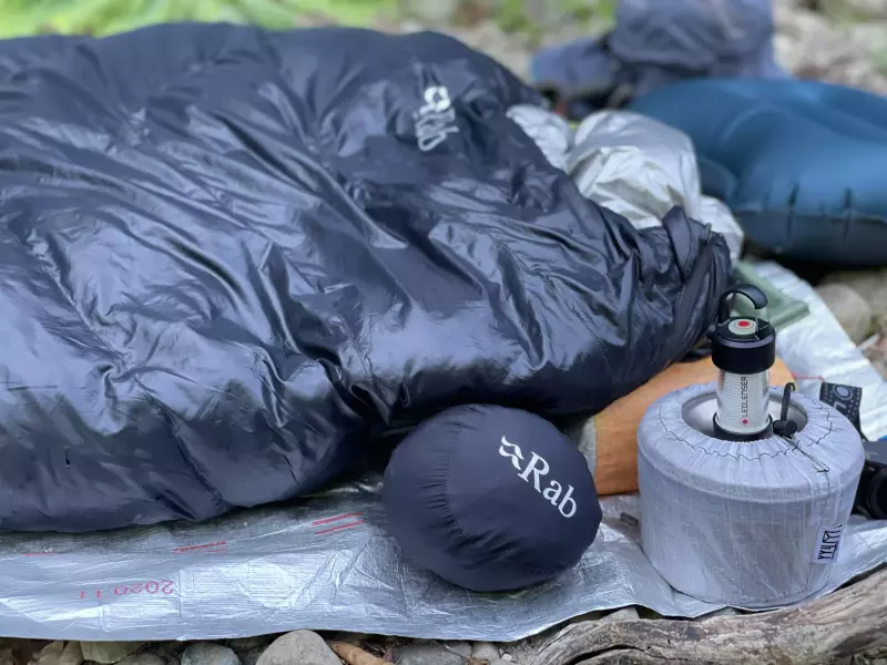 秋冬の登山におすすめ!0度前後を想定した軽量なシュラフ・選び方と快適に寝るためのTips|シュラフ|テント泊装備|登山ギア|山のモノ|登山・トレラン・山スキーマガジン「山旅旅」