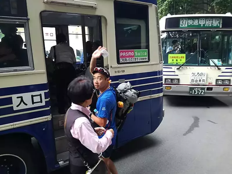 バスに乗り込むナミネムくん