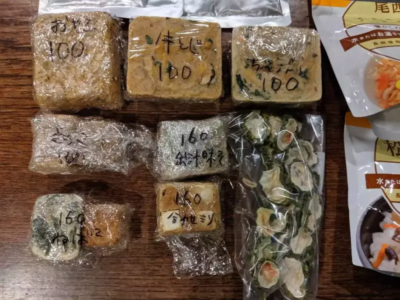 丼、スープといったドライフードも全て封をあけてラップに包みなおす