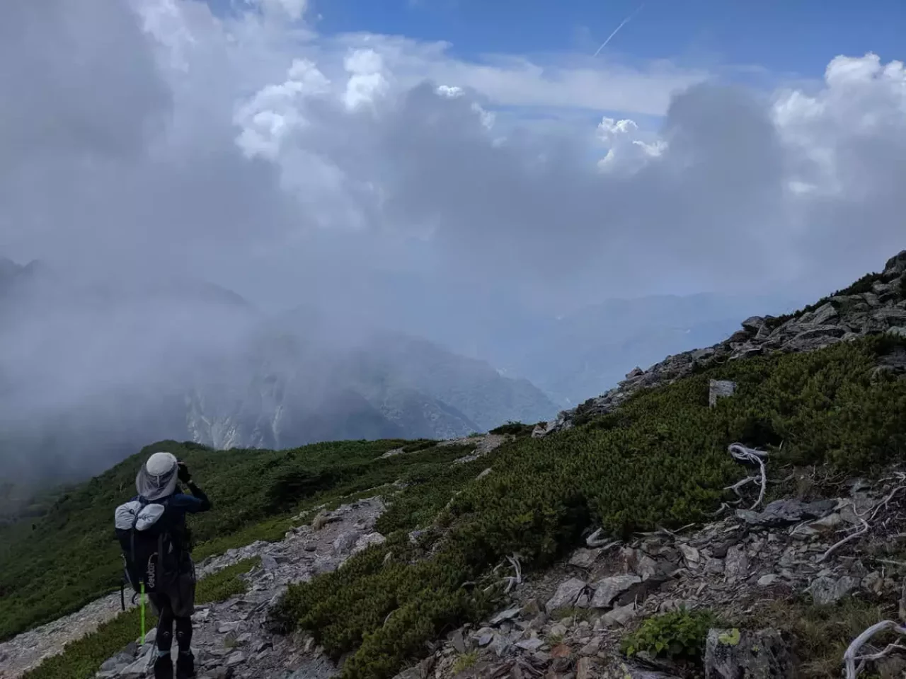 西側ガレの縁注意