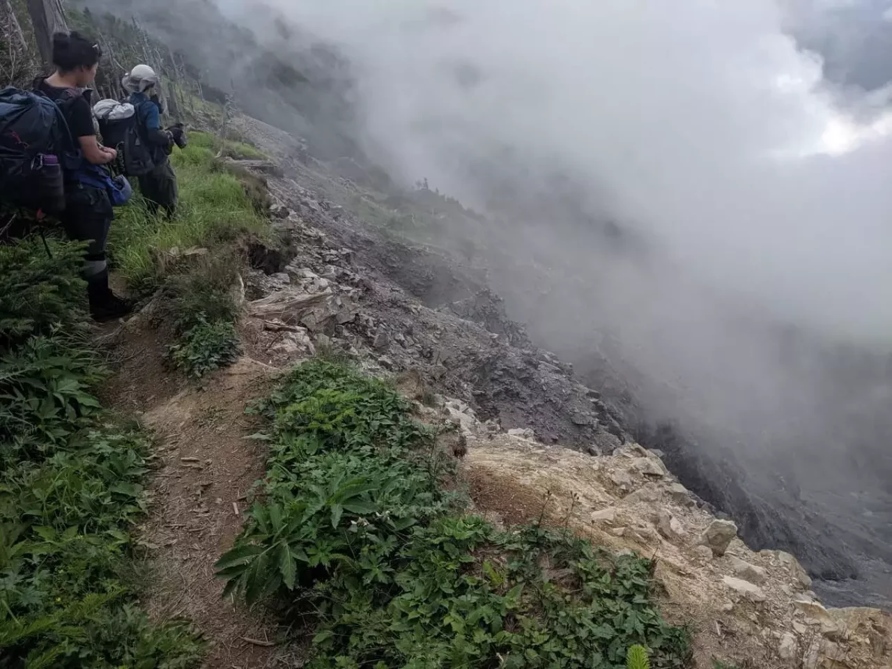 西側ガレの縁注意