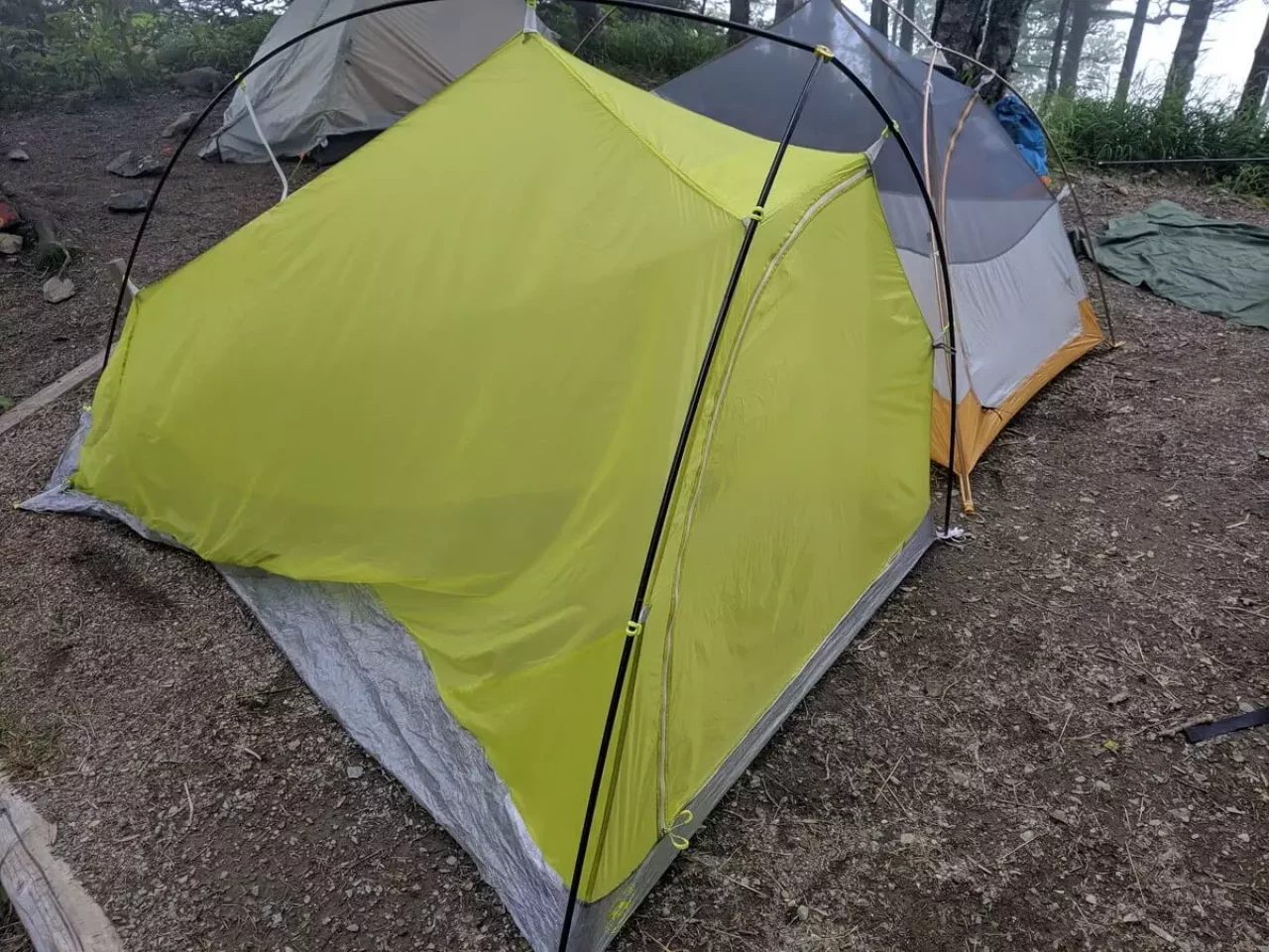 高山避難小屋のテント場