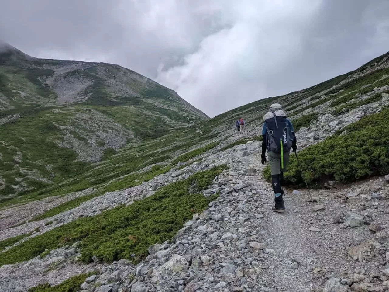 荒川小屋を過ぎると美しいトラバース道を歩く