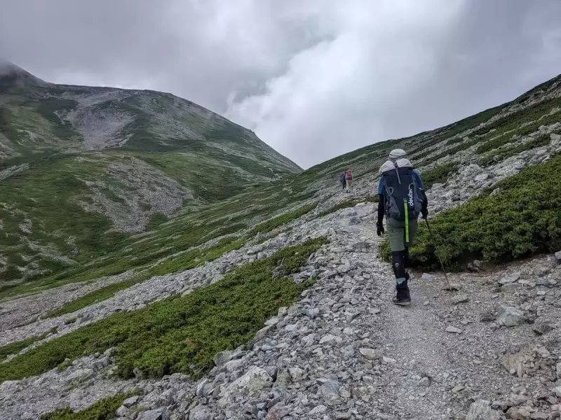 荒川小屋を過ぎると美しいトラバース道を歩く