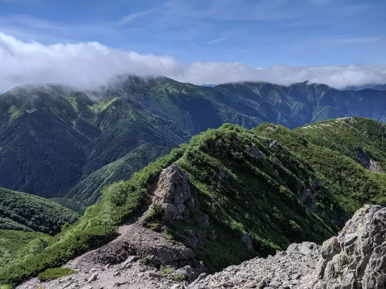 聖岳を後にし、いっきに標高を落とす