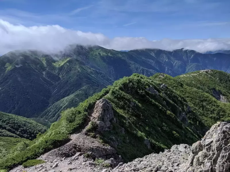 聖岳を後にし、いっきに標高を落とす
