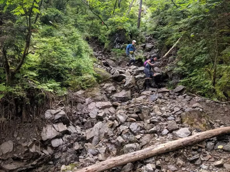 光岳のガレ場