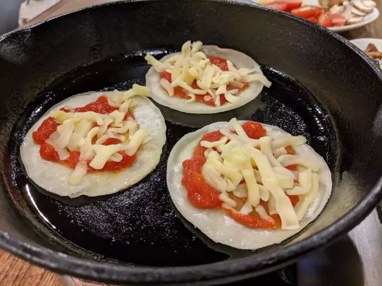 簡単山ごはんレシピ② 餃子の皮ピザの材料