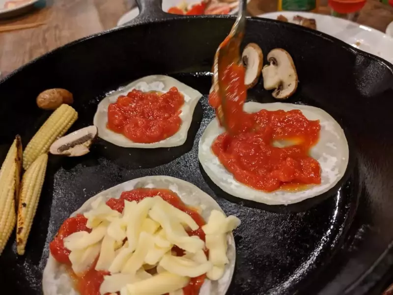 簡単山ごはんレシピ② 餃子の皮ピザ