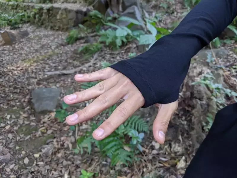 サムホール付きなので、冷たい風による手首周りの冷え対策も万全