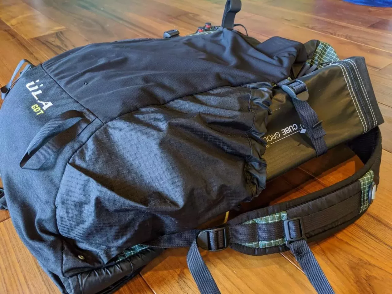 コンパクトにたためることができてバックパックのサイドポケットになんなく収めることができる