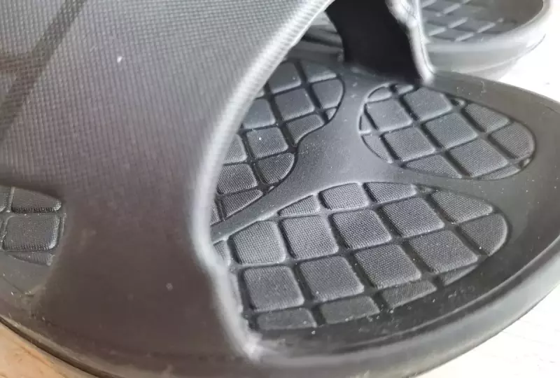 足裏とサンダルとの設置面の特徴・足指部分