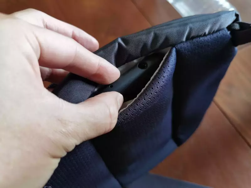 アークテリクス マンティス2のスマホポケット