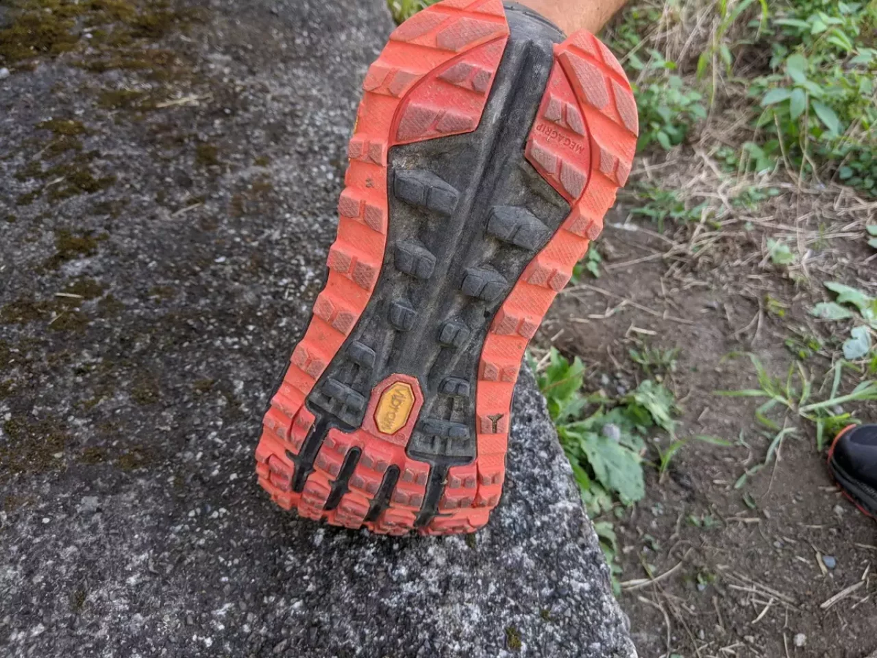 トレイルランニングの下りでは、身体が後傾しないよう